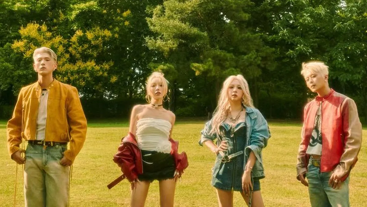 데님으로 맞춘 청량한 유대감, KARD가 전하는 'NOW HERE'의 메시지