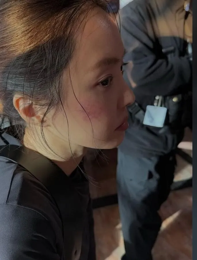 멍 자국에 피 묻은 칼까지…손나은, '김부장' 속 특수요원 파격 변신