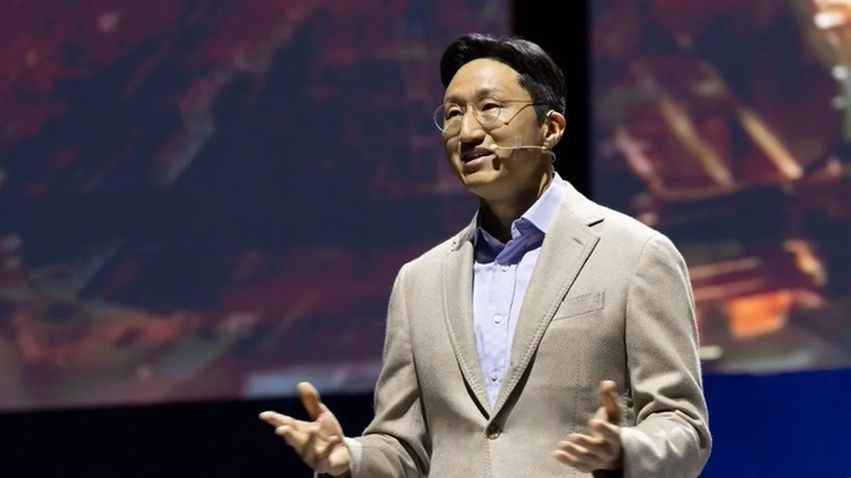 노홍철, APEC 현장서 정의선 회장에 “형님”...주먹 인사까지