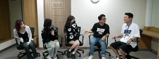 QWER, 부산서 김대희·김준호 예능 특훈…무대 매너 배웠다