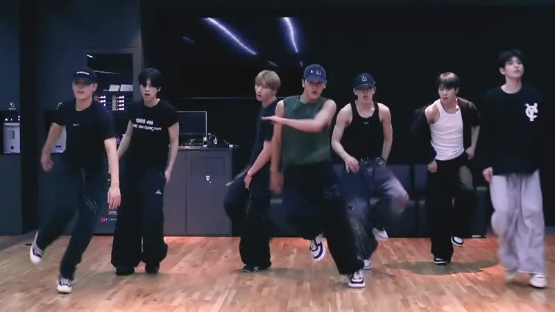 Los miembros de NEXZ practican la coreografía de Hard Carry de GOT7 en la sala de ensayo